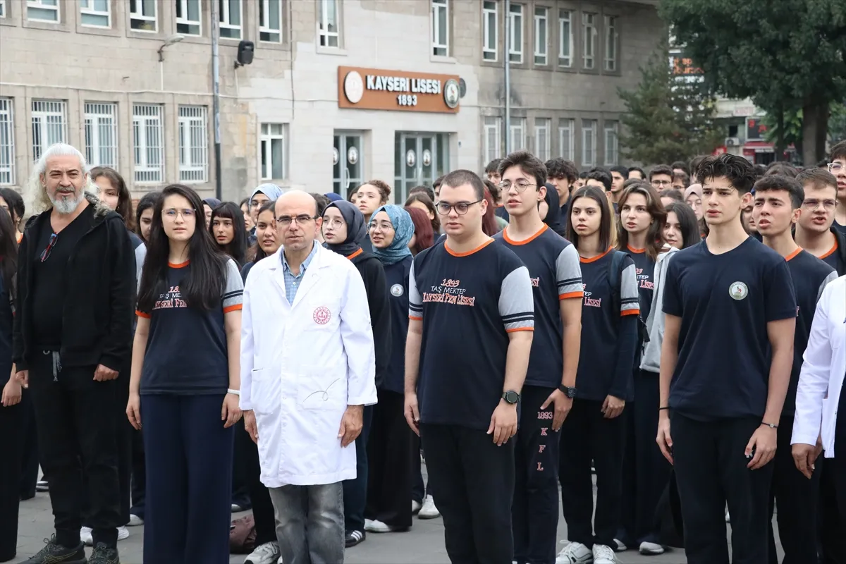 Şair Çamlıbel’in Taş Mektep’in kahramanları için yazdığı marş bir asırdır istiklal ruhuyla okunuyor