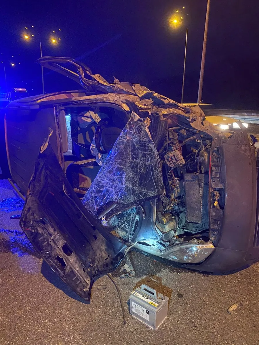 Sakarya’da hafif ticari araç devrildi: Sürücü öldü Sakarya’da hafif ticari araç devrildi: Sürücü öldü