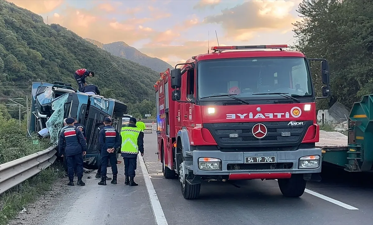 Sakarya’da devrilen kiremit yüklü tır ulaşımı aksattı Sakarya’da devrilen kiremit yüklü tır ulaşımı aksattı