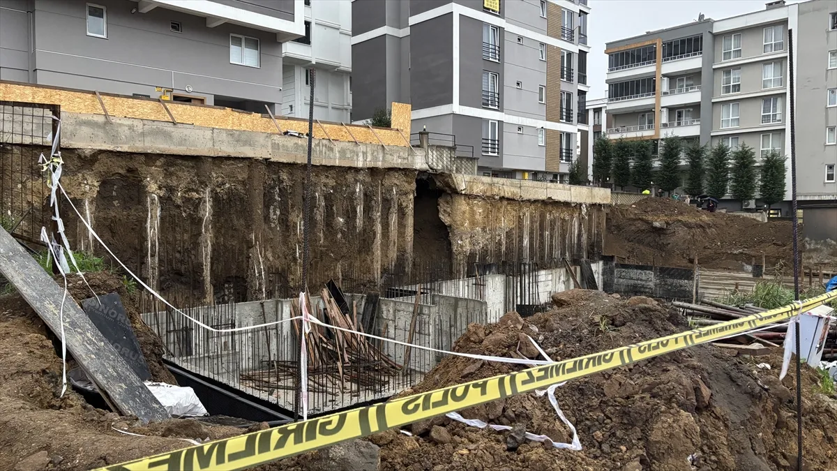 Samsun’da toprak kayması sonrası 5 katlı bina boşaltıldı Samsun’da toprak kayması sonrası 5 katlı bina boşaltıldı