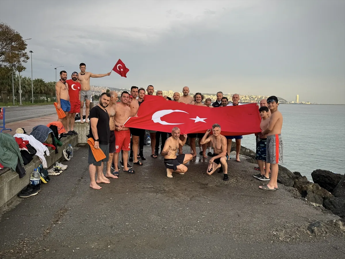 Samsun’da yüzücülerden Karadeniz’de Cumhuriyet Bayramı kutlaması