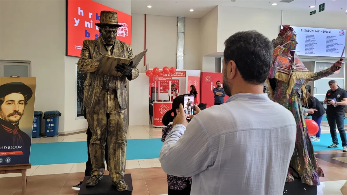 Samsun Kitap Fuarı’nda canlı heykel gösterisi ilgi gördü Samsun Kitap Fuarı’nda canlı heykel gösterisi ilgi gördü