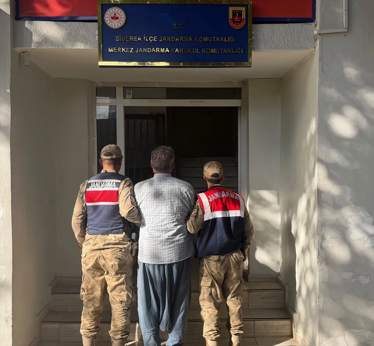 Şanlıurfa’da köpeği araca bağlayıp koşturan sürücü gözaltında Şanlıurfa’da köpeği araca bağlayıp koşturan sürücü gözaltında