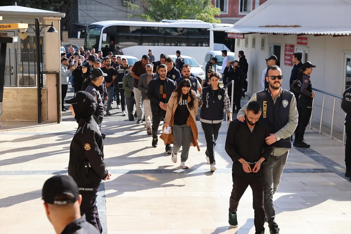 Şanlıurfa merkezli yasa dışı bahis operasyonunda 20 zanlı tutuklandı (GÜNCELLEME) Şanlıurfa merkezli yasa dışı bahis operasyonunda 20 zanlı tutuklandı (GÜNCELLEME)