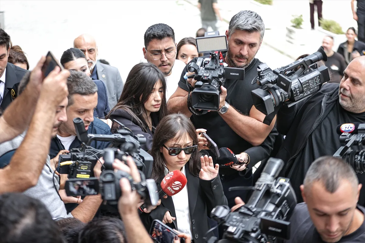 Şarkıcı Güllü’nün ölümüne ilişkin kızı Tuğyan Ülkem Gülter hakim karşısında (GÜNCELLEME 2) Şarkıcı Güllü’nün ölümüne ilişkin kızı Tuğyan Ülkem Gülter hakim karşısında (GÜNCELLEME 2)