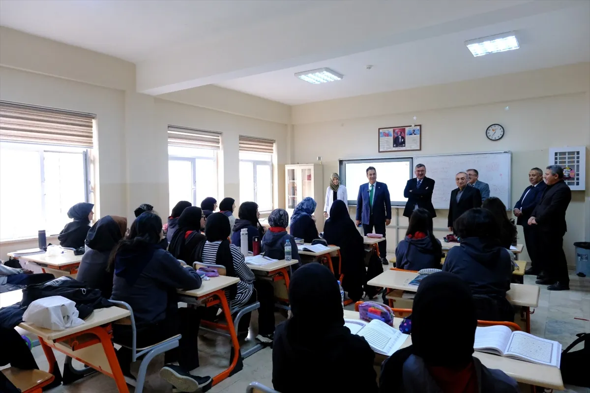 SCÜ Rektörü Şengönül, mezun olduğu İmam Hatip Lisesini ziyaret etti SCÜ Rektörü Şengönül, mezun olduğu İmam Hatip Lisesini ziyaret etti