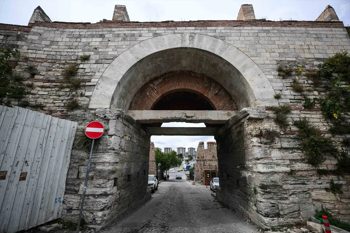 ŞEHRİN TARİHİNE AÇILAN KAPILAR - 1600 yıllık Belgradkapı, İstanbul surlarının değerini kitabeleriyle geleceğe aktarıyor
