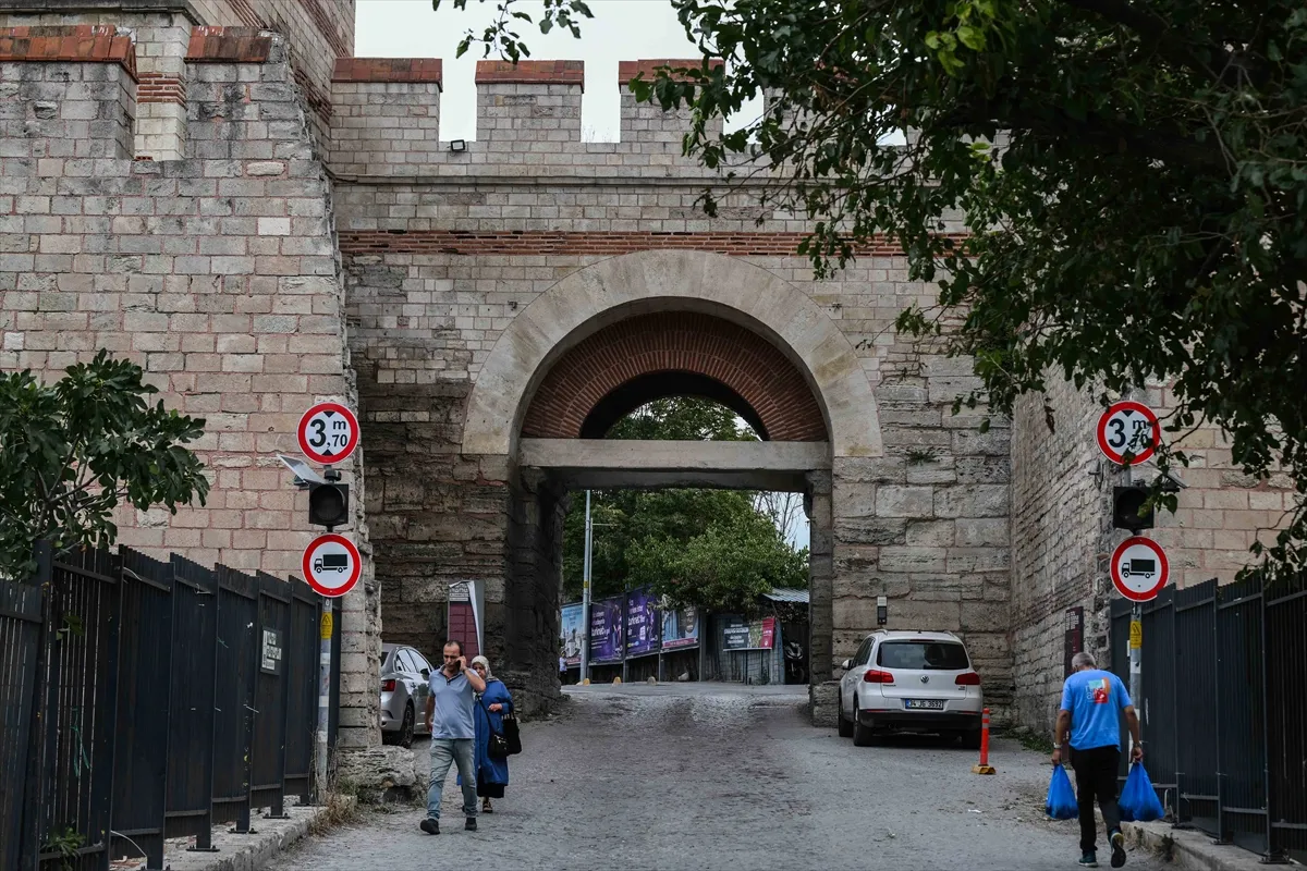 ŞEHRİN TARİHİNE AÇILAN KAPILAR - 1600 yıllık Belgradkapı, İstanbul surlarının değerini kitabeleriyle geleceğe aktarıyor