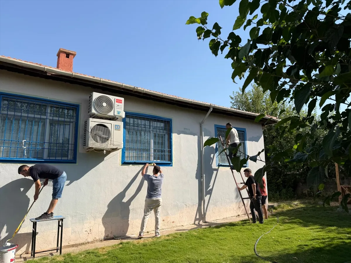 Silopi’de öğretmenler köy okulunun dış cephesini boyadı