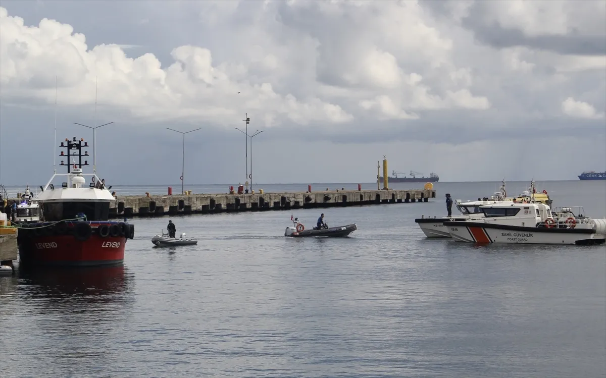 Sinop’ta teknenin alabora olması sonucu kaybolan polis memurunun cenazesine ulaşıldı Sinop’ta teknenin alabora olması sonucu kaybolan polis memurunun cenazesine ulaşıldı