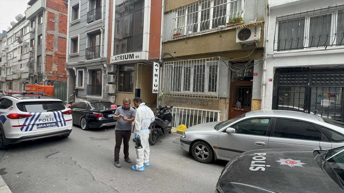Şişli’de 7 katlı binadan düşen kişi öldü Şişli’de 7 katlı binadan düşen kişi öldü