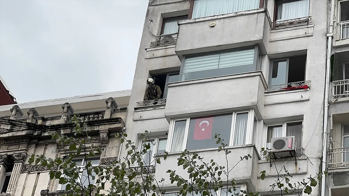 Şişli’de 8 katlı binanın üst katında yangın çıktı