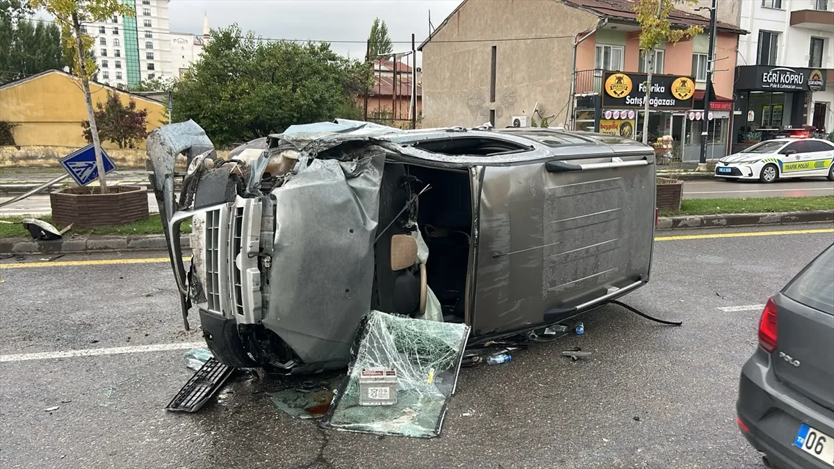 Sivas’ta devrilen hafif ticari araçtaki 4 kişi yaralandı Sivas’ta devrilen hafif ticari araçtaki 4 kişi yaralandı