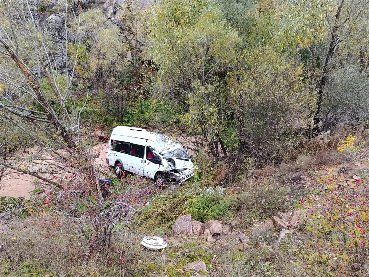 Sivas’ta devrilen minibüsün sürücüsü yaralandı Sivas’ta devrilen minibüsün sürücüsü yaralandı