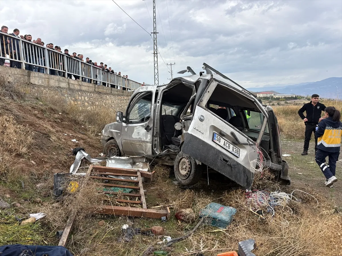 Sivas’ta hafif ticari aracın devrilmesi sonucu 3’ü ağır 5 kişi yaralandı Sivas’ta hafif ticari aracın devrilmesi sonucu 3’ü ağır 5 kişi yaralandı