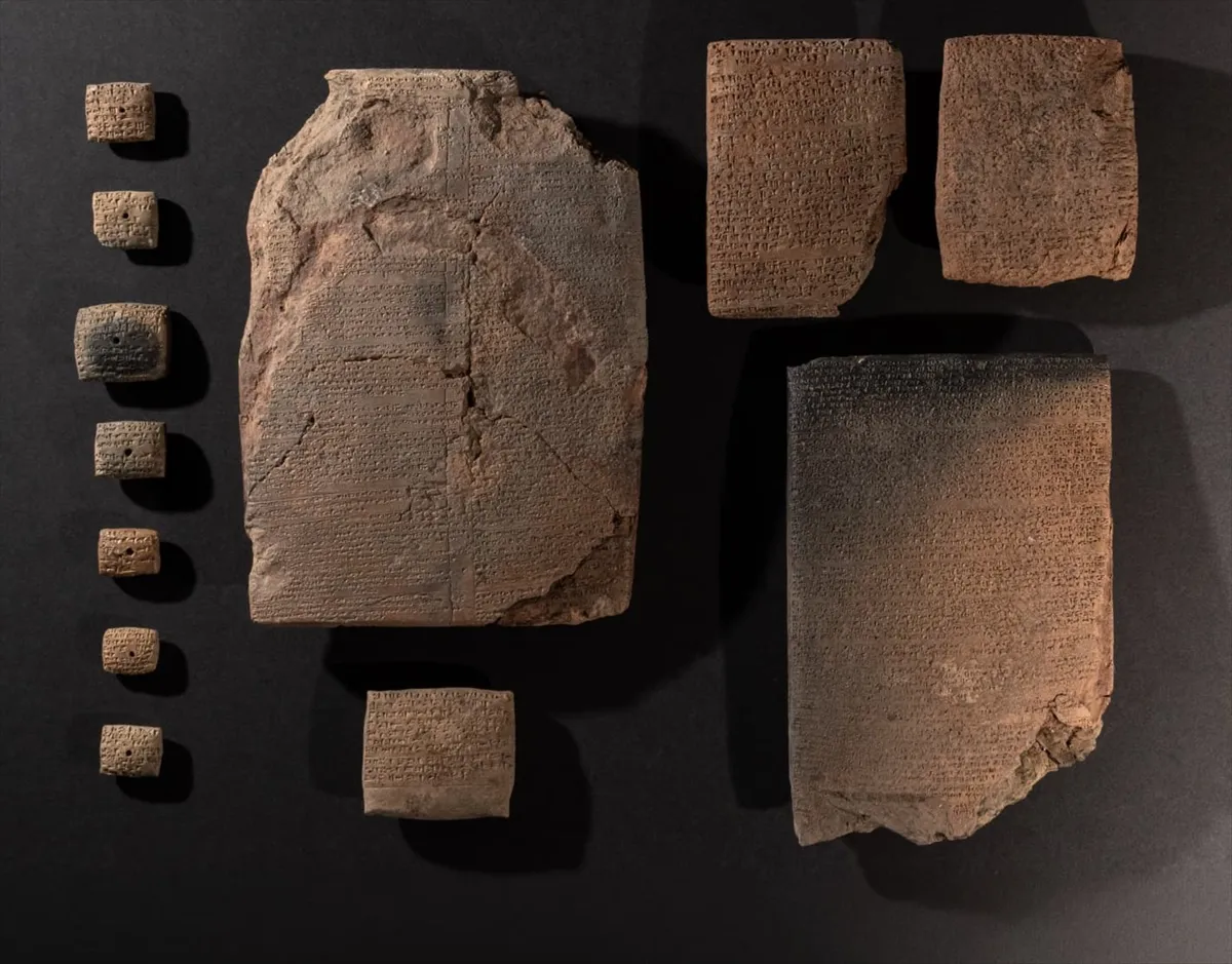 Sivas’ta Kral 2. Tudhaliya dönemine ait 131 çivi yazılı tablet gün yüzüne çıkarıldı Sivas’ta Kral 2. Tudhaliya dönemine ait 131 çivi yazılı tablet gün yüzüne çıkarıldı