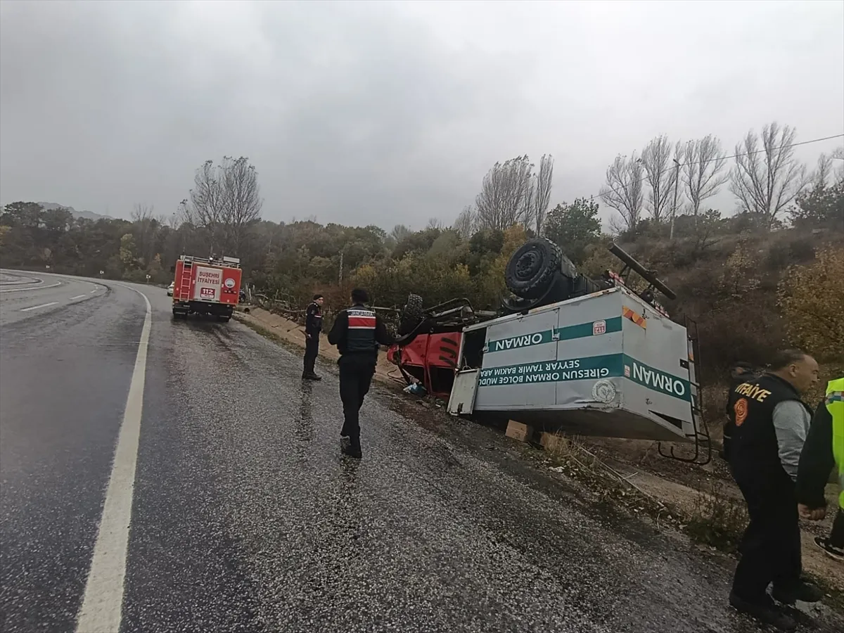 Sivas’ta seyyar tamir bakım aracı devrildi: 3 yaralı Sivas’ta seyyar tamir bakım aracı devrildi: 3 yaralı