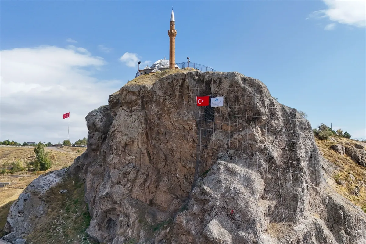 Sivas’ta Yukarı Tekke kayalıklarında ıslah çalışmaları tamamlandı Sivas’ta Yukarı Tekke kayalıklarında ıslah çalışmaları tamamlandı
