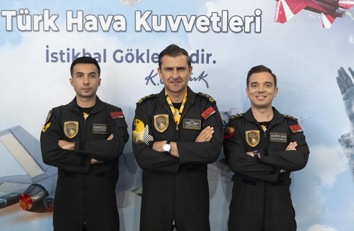 SOLOTÜRK gösterileri gençlerin pilotluk hayallerine ilham oldu SOLOTÜRK gösterileri gençlerin pilotluk hayallerine ilham oldu