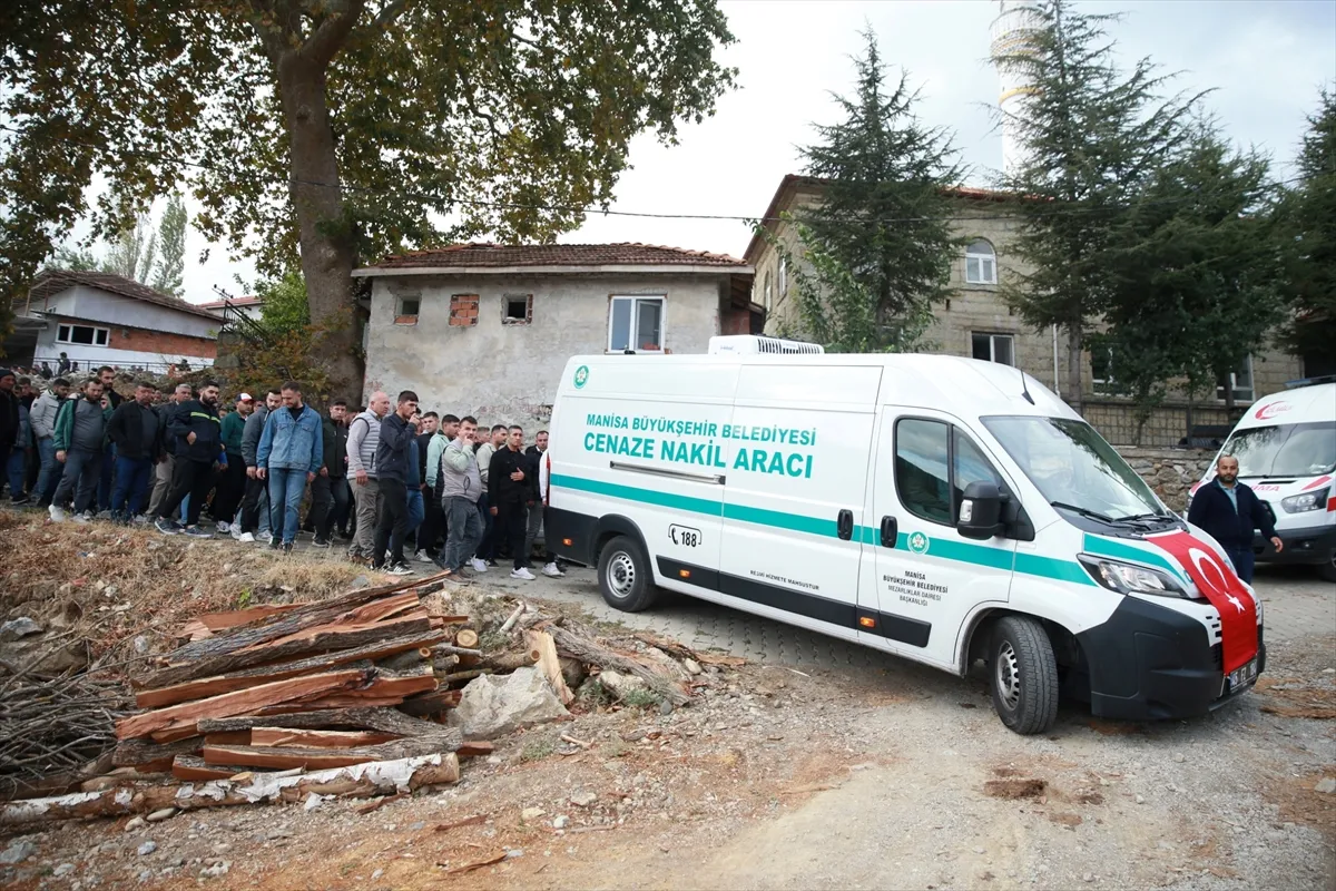 Soma’da maden ocağındaki göçükte hayatını kaybeden İnce son yolculuğuna uğurlandı Soma’da maden ocağındaki göçükte hayatını kaybeden İnce son yolculuğuna uğurlandı