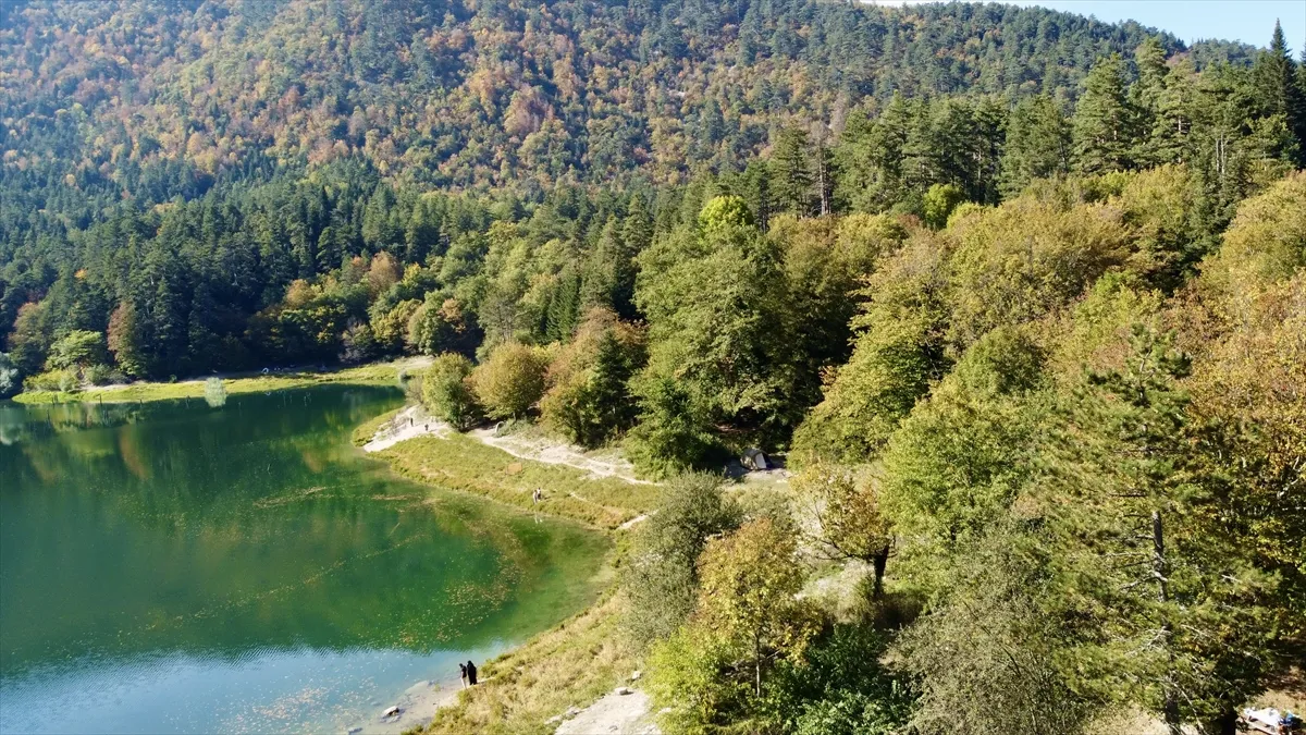 Sülüklü Göl Tabiat Parkı sonbahar renklerine büründü Sülüklü Göl Tabiat Parkı sonbahar renklerine büründü