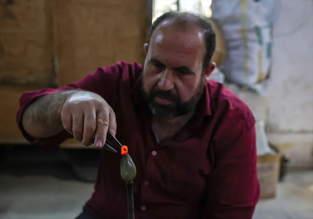 Suriyeli zanaatkar, Şam’da asırlık fırınlarda cam üfleme geleneğini yaşatıyor Suriyeli zanaatkar, Şam’da asırlık fırınlarda cam üfleme geleneğini yaşatıyor