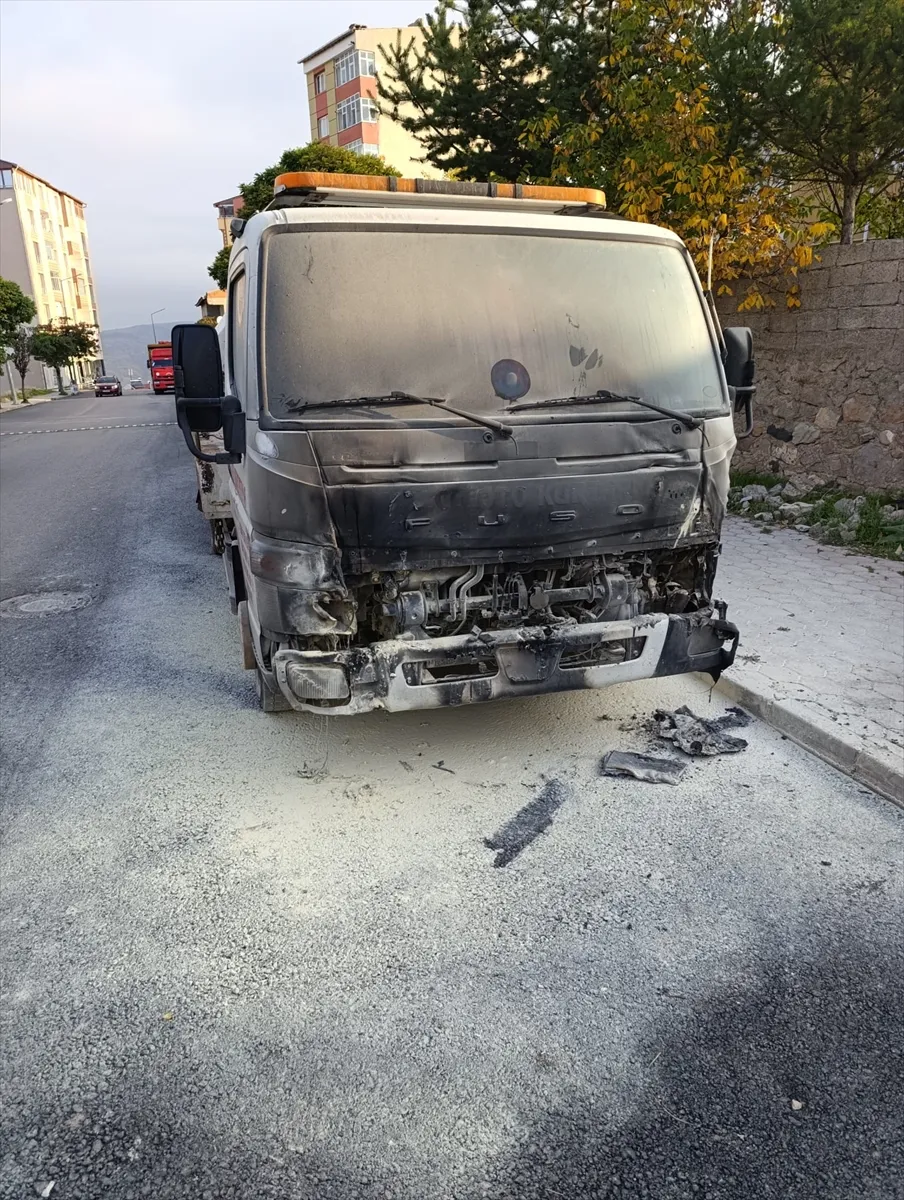 Sivas’ın Suşehri ilçesinde park halindeki çekici yandı Sivas’ın Suşehri ilçesinde park halindeki çekici yandı