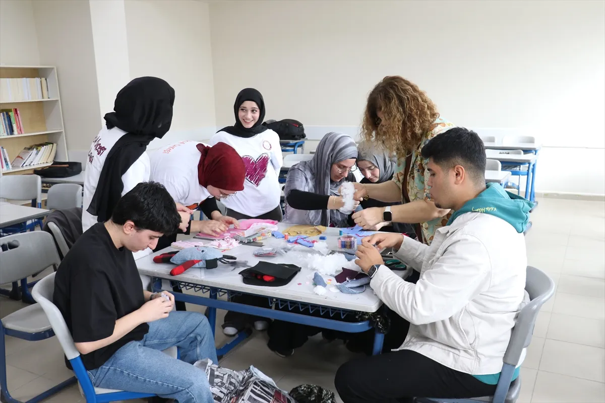 Trabzon’da atıl kıyafetler çocuklar için oyuncağa dönüştü Trabzon’da atıl kıyafetler çocuklar için oyuncağa dönüştü