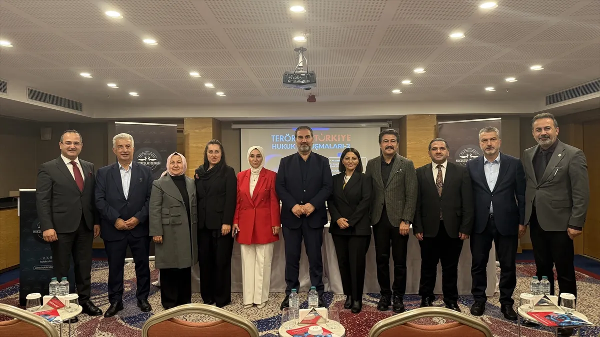 Trabzon’da Terörsüz Türkiye ve Hukuk Buluşmaları paneli düzenlendi Trabzon’da Terörsüz Türkiye ve Hukuk Buluşmaları paneli düzenlendi