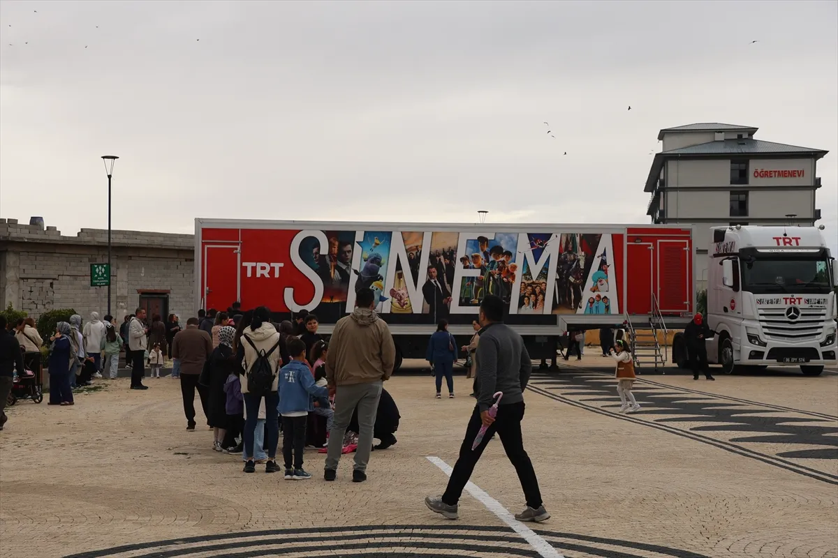 TRT Sinema Tırı Iğdır’da çocuklarla buluştu TRT Sinema Tırı Iğdır’da çocuklarla buluştu