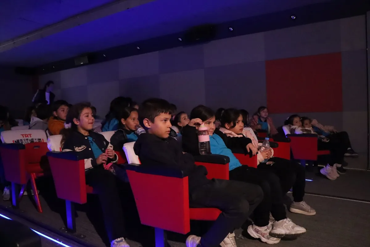 TRT Sinema Tırı, Isparta’da çocukları sinemayla buluşturdu TRT Sinema Tırı, Isparta’da çocukları sinemayla buluşturdu