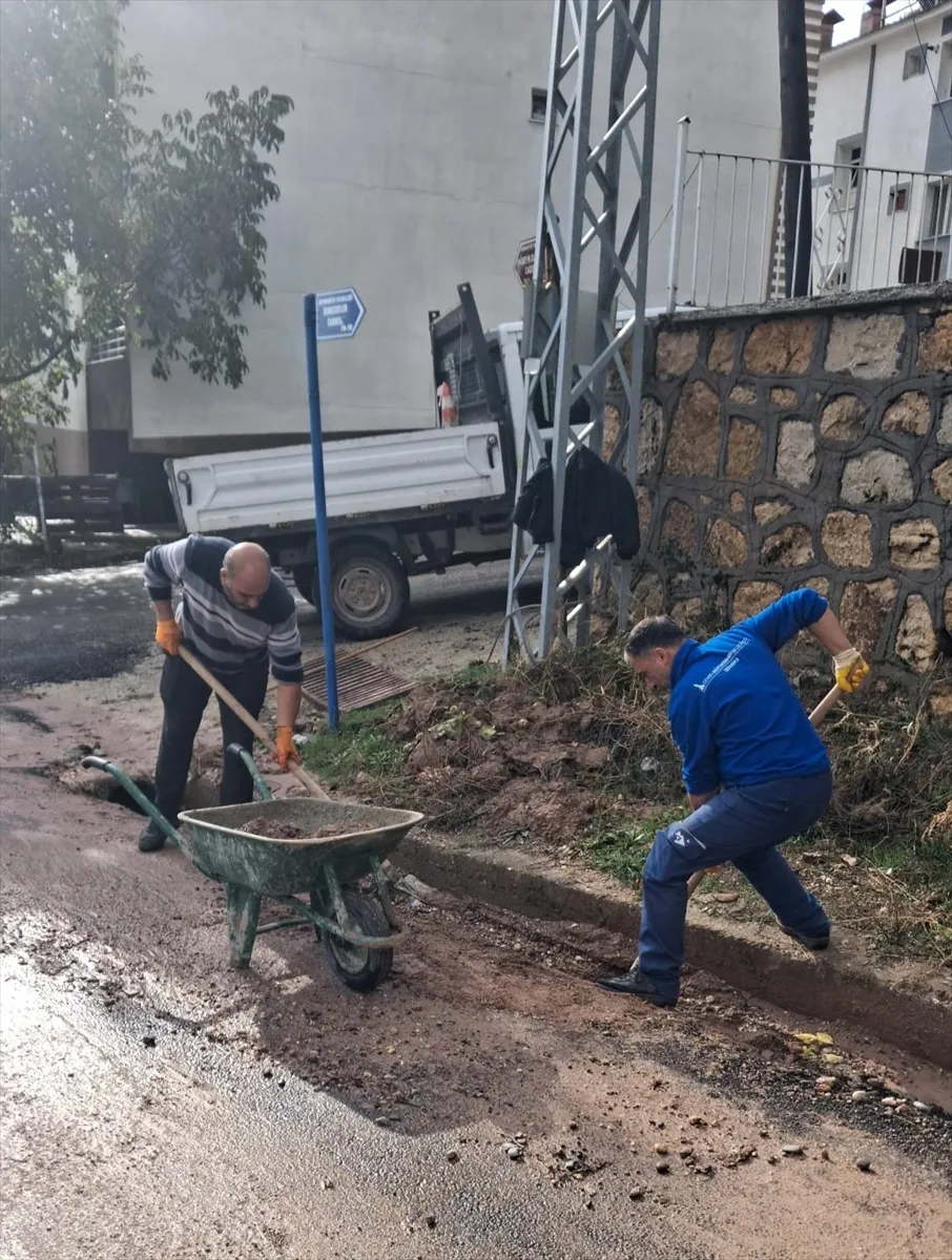 Tunceli’de sağanağın yol açtığı aksaklıklara belediye ekiplerince müdahale ediliyor
