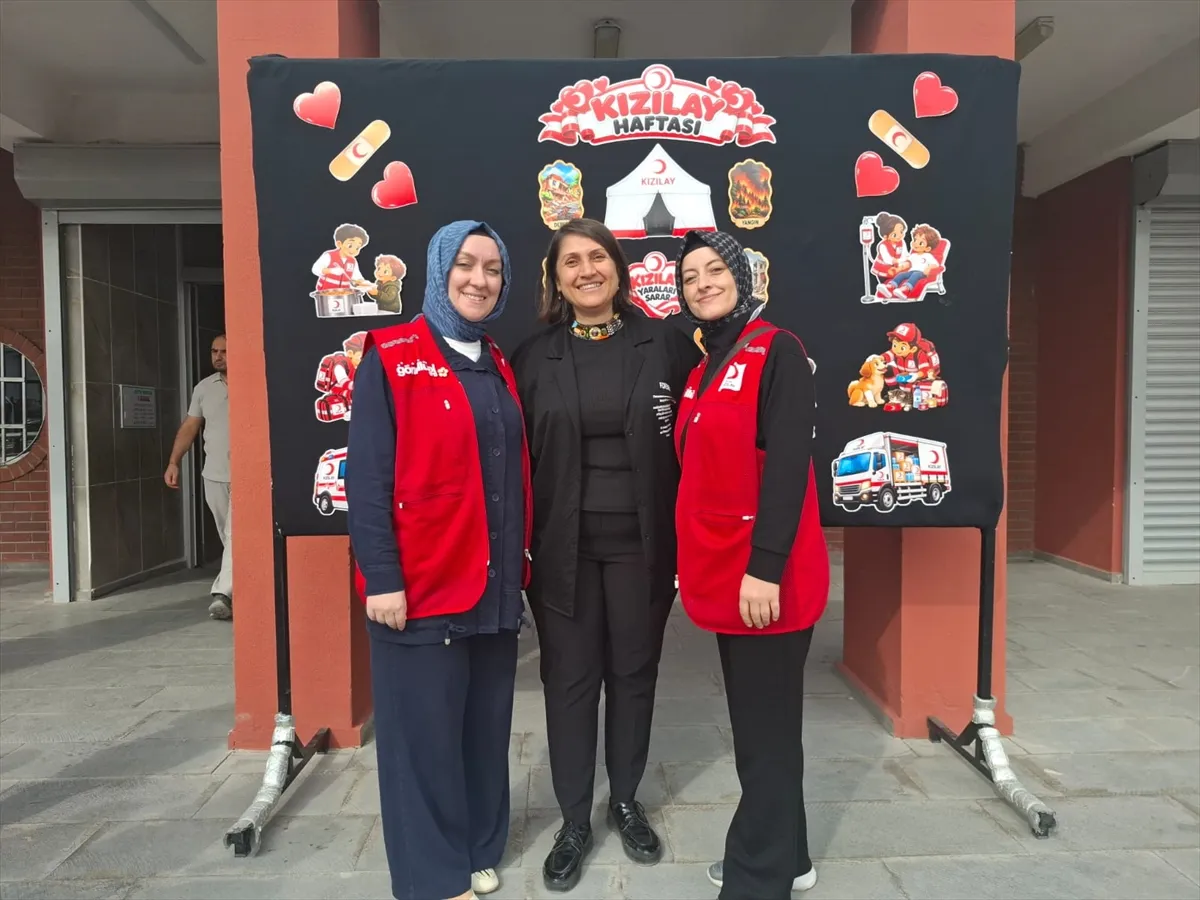Türk Kızılayın gönüllüleri ilkokul öğrencileriyle buluştu