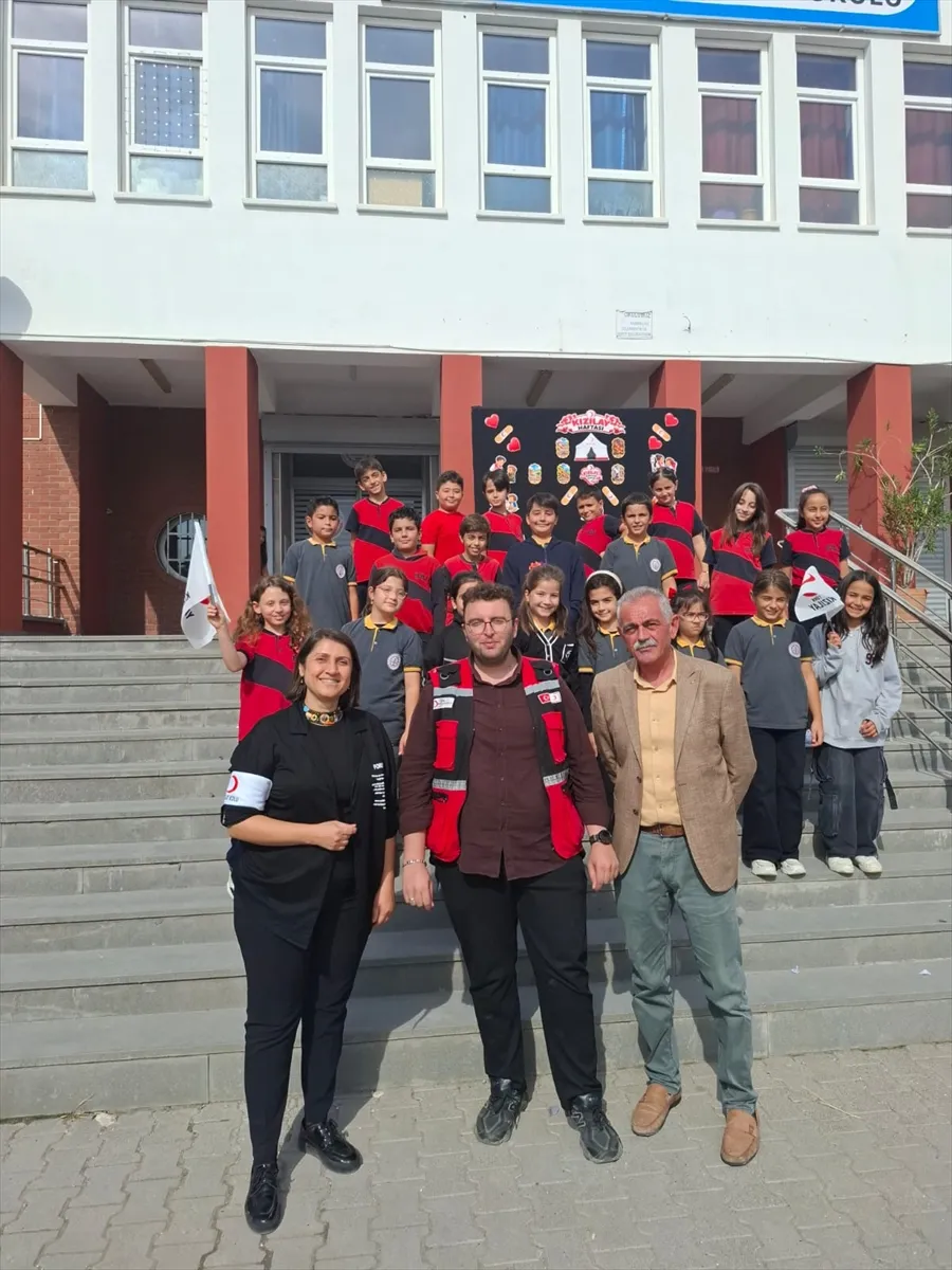 Türk Kızılayın gönüllüleri ilkokul öğrencileriyle buluştu