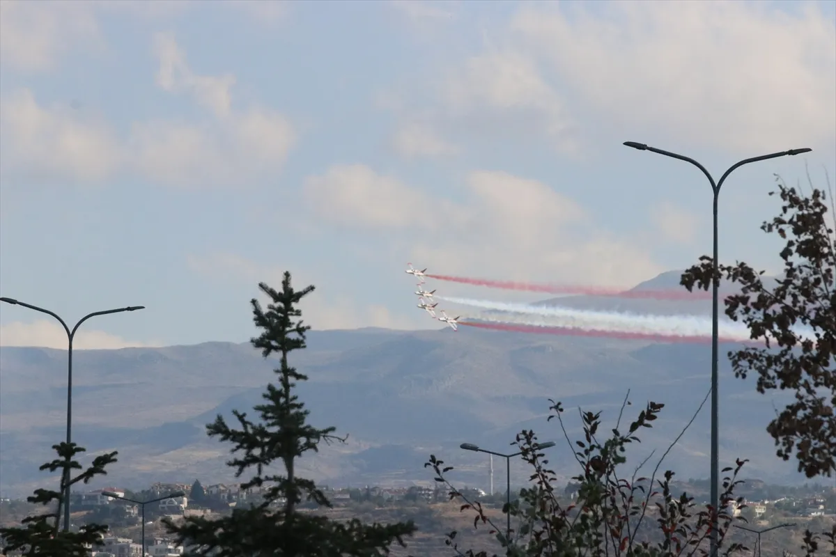 Türk Yıldızları Kayseri’de gösteri uçuşu yaptı Türk Yıldızları Kayseri’de gösteri uçuşu yaptı