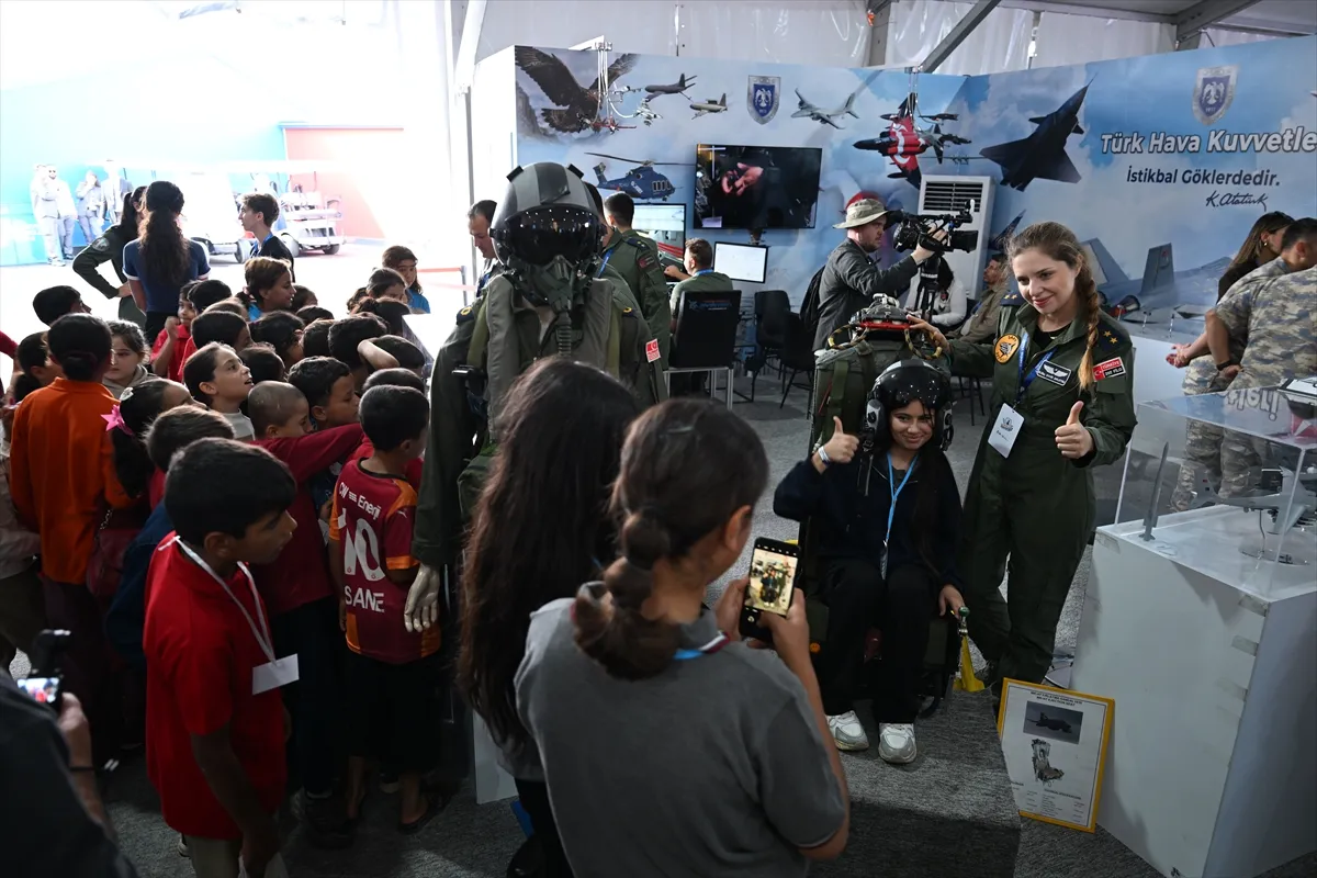 Türk Yıldızları pilotlarından gençlere havacılık çağrısı Türk Yıldızları pilotlarından gençlere havacılık çağrısı