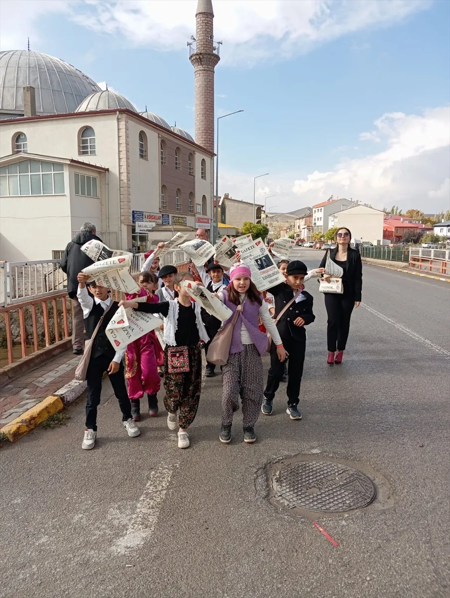 Ulaş’ta öğrenciler Cumhuriyet’in ilanını duyuran temsili gazete dağıttı
