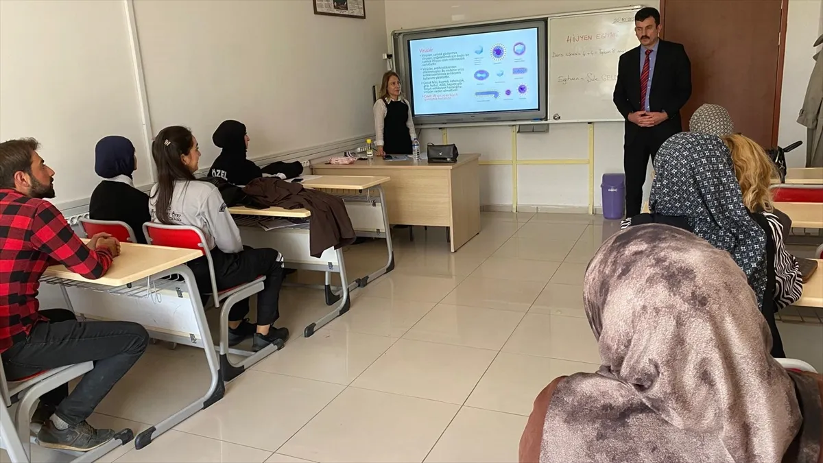 Ulaş’ta okullarda görevli personele hijyen eğitimi verildi Ulaş’ta okullarda görevli personele hijyen eğitimi verildi