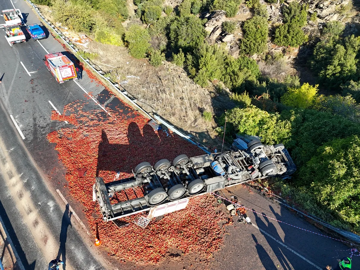Uşak’ta devrilen tırın sürücüsü öldü Uşak’ta devrilen tırın sürücüsü öldü