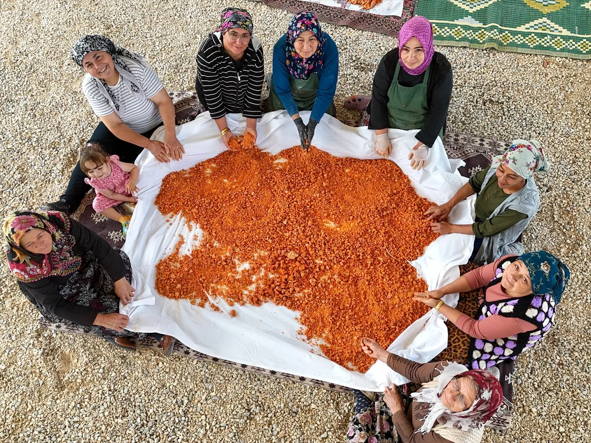 Uşaklı kadınlar imece usulü üretimle tescilli tarhanayı sofralara taşıyor Uşaklı kadınlar imece usulü üretimle tescilli tarhanayı sofralara taşıyor