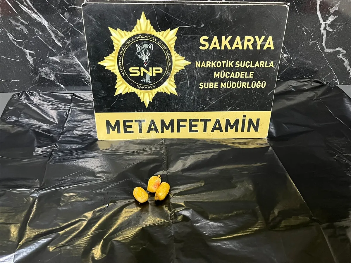 Uyuşturucuyu yutarak sevk etmeye çalışan yabancı uyruklu tutuklandı Uyuşturucuyu yutarak sevk etmeye çalışan yabancı uyruklu tutuklandı