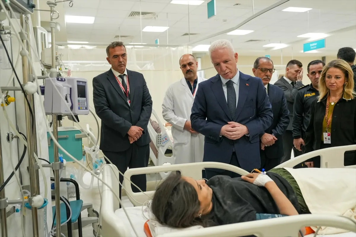 Vali Gül, Maltepe’de kısmi olarak çöken 7 katlı binanın enkazından çıkarılan yaralıları ziyaret etti Vali Gül, Maltepe’de kısmi olarak çöken 7 katlı binanın enkazından çıkarılan yaralıları ziyaret etti