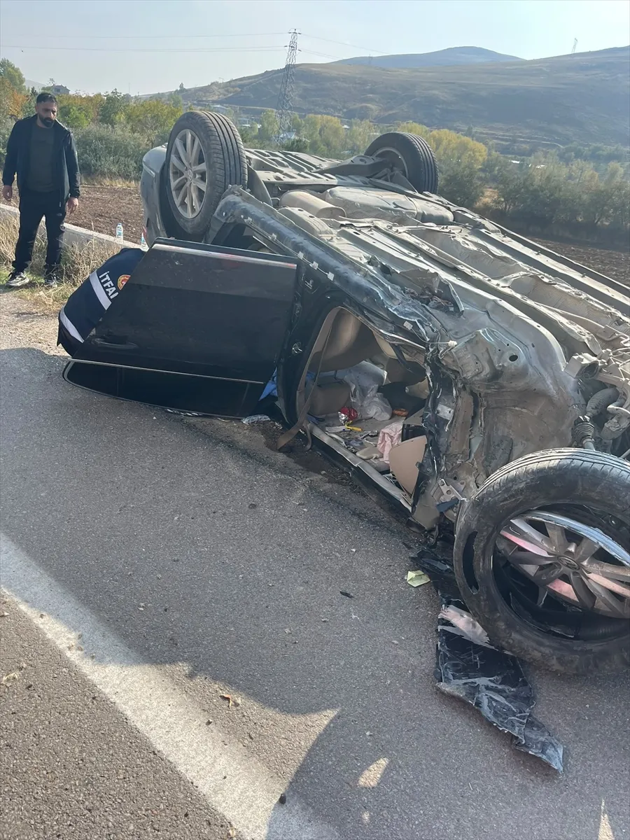 Van’da devrilen otomobildeki 3 kişi yaralandı Van’da devrilen otomobildeki 3 kişi yaralandı