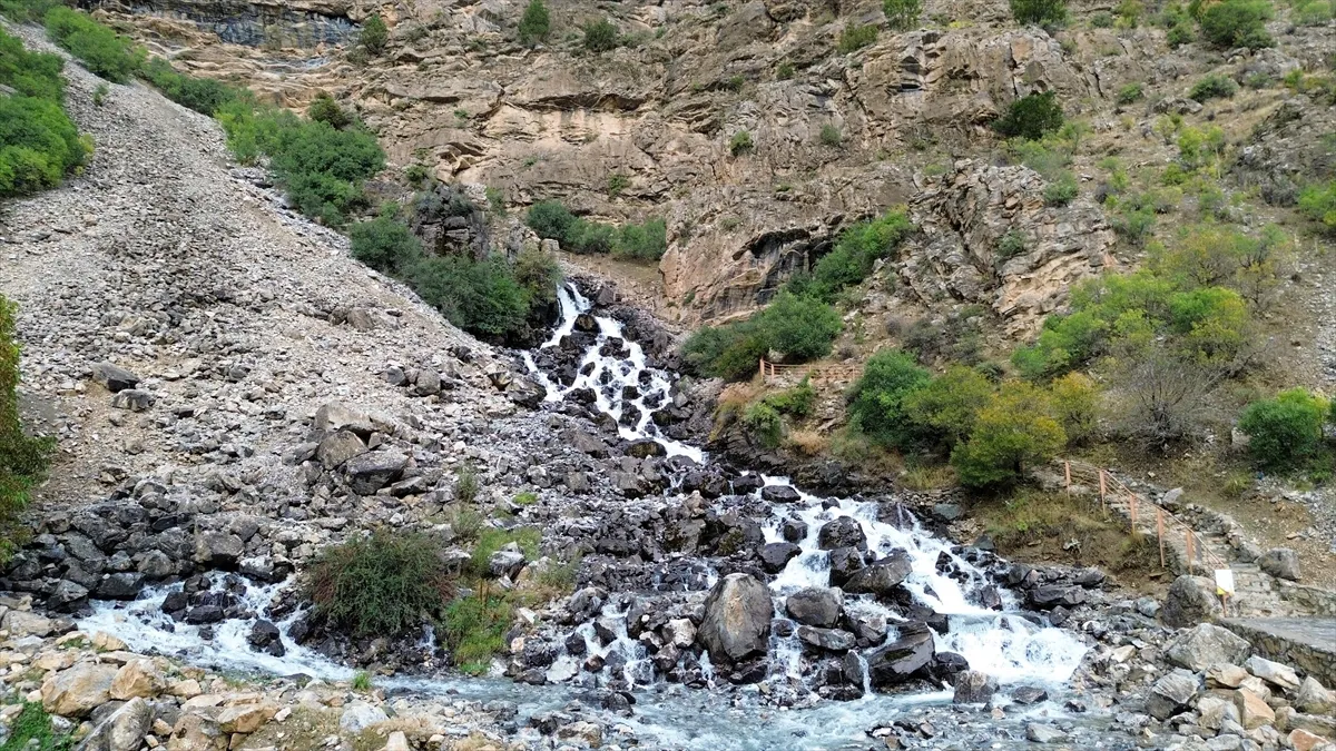 Van’da Kanispi Şelalesi sonbahar yağışlarıyla yeniden akmaya başladı Van’da Kanispi Şelalesi sonbahar yağışlarıyla yeniden akmaya başladı
