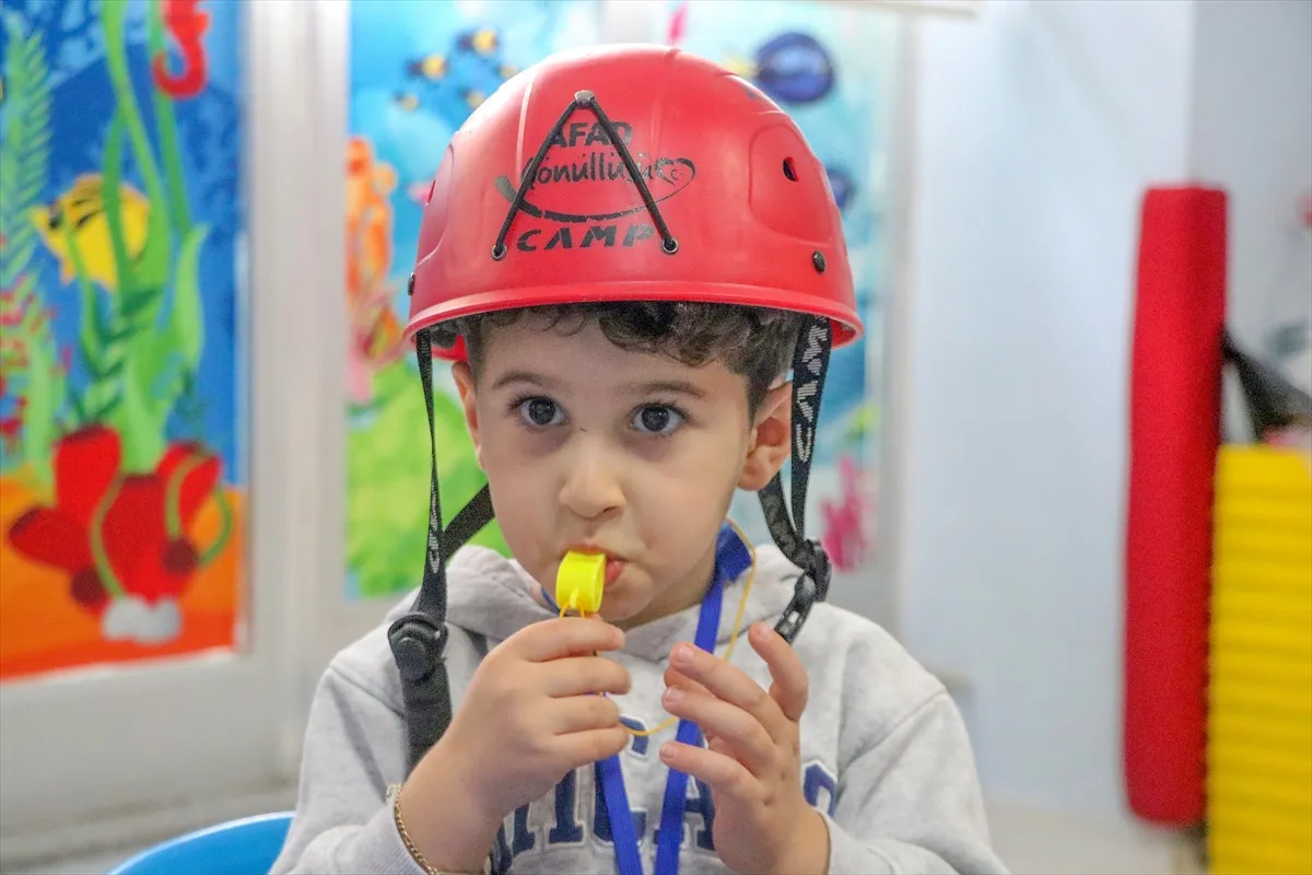 Van depremini yaşayan üniversiteliler miniklere afet bilinci aşılıyor