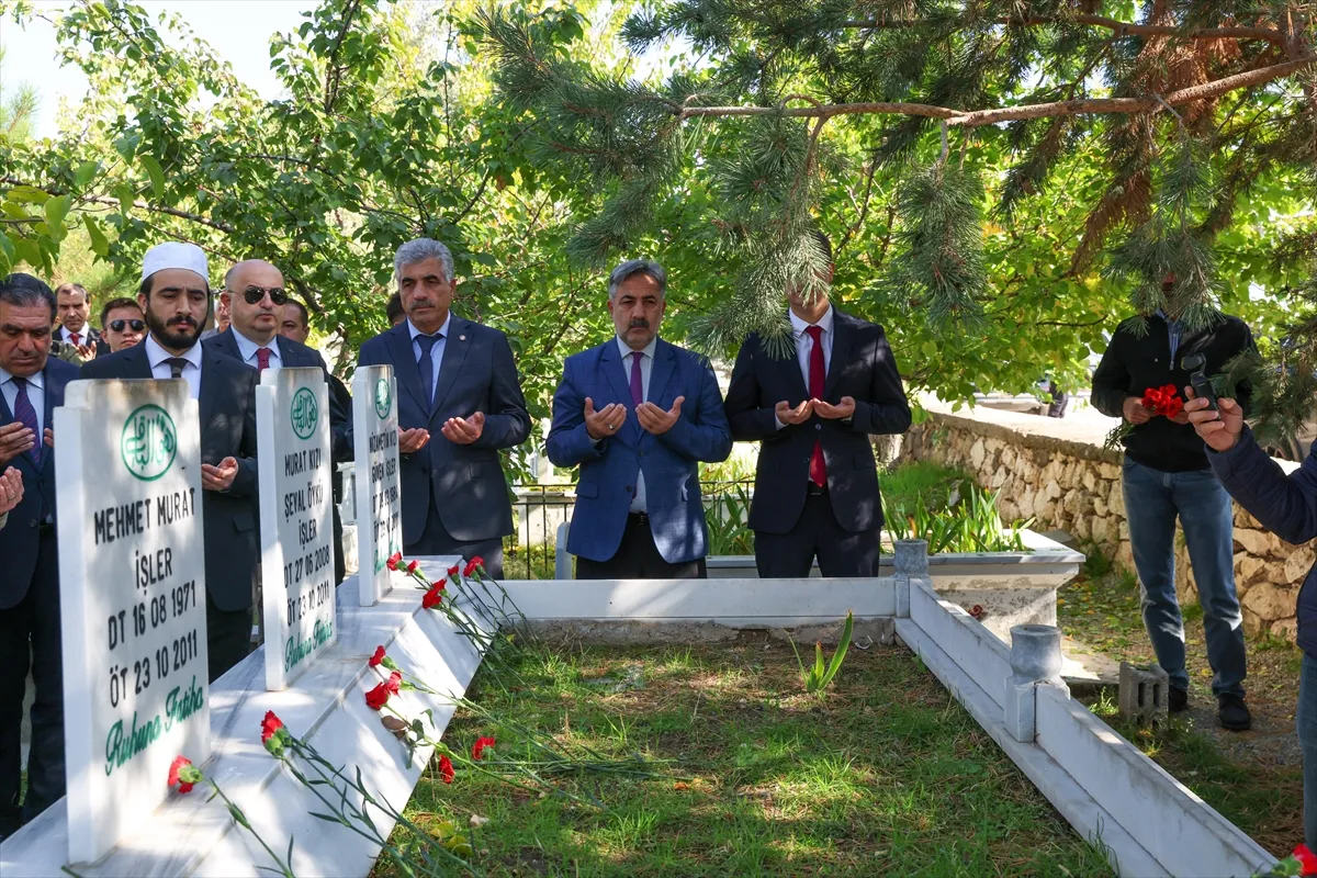 Van depreminin 15. yılında hayatını kaybedenler anıldı