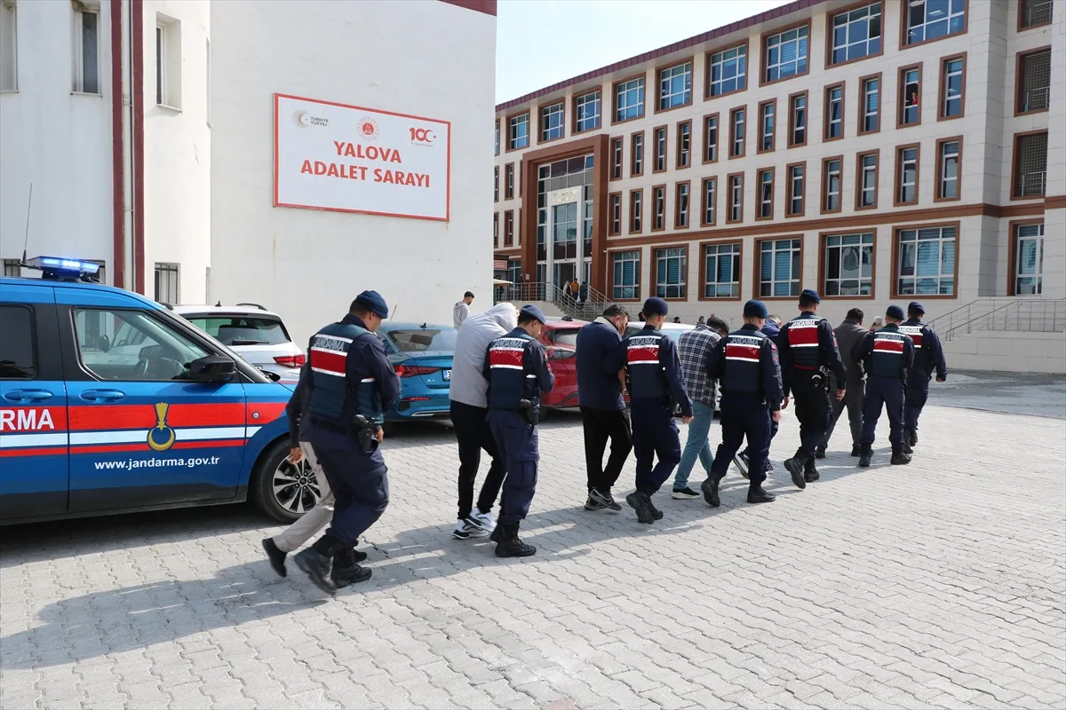 Yalova merkezli dolandırıcılık operasyonunda yakalanan 6 zanlı tutuklandı Yalova merkezli dolandırıcılık operasyonunda yakalanan 6 zanlı tutuklandı