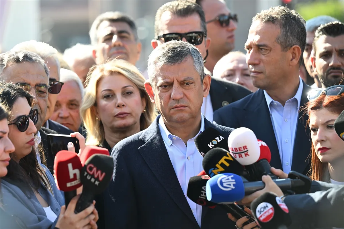 Yeni Parti Genel Başkanı Özel, basın mensuplarına açıklamalarda bulundu Yeni Parti Genel Başkanı Özel, basın mensuplarına açıklamalarda bulundu