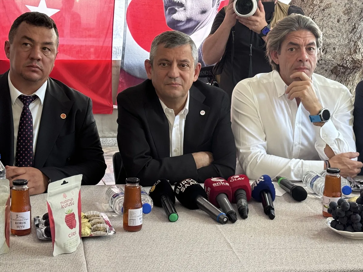 Yeni Parti Genel Başkanı Özel, Bursa’da üzüm üreticileriyle bir araya geldi Yeni Parti Genel Başkanı Özel, Bursa’da üzüm üreticileriyle bir araya geldi