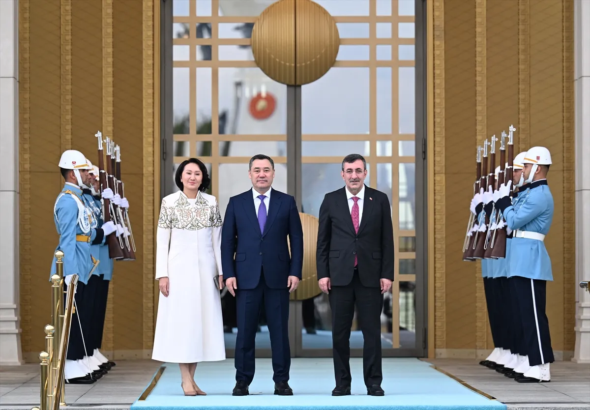 Yılmaz, TDT Zirvesi liderlerini Külliyede karşıladı Yılmaz, TDT Zirvesi liderlerini Külliyede karşıladı